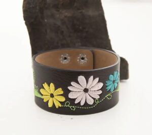 Pulsera Flor amarilla, blanca y turquesa bordada en cuero ecológico
